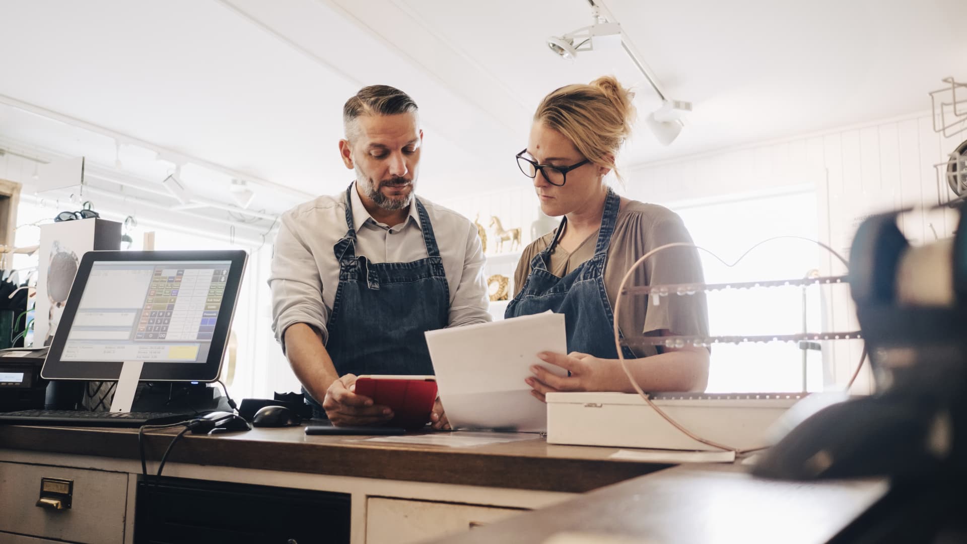 How Business Credit Cards Help With Cash Flow Management